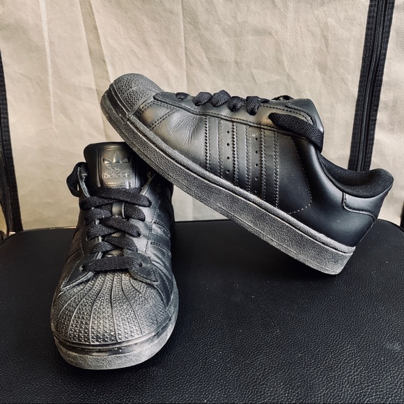adidas classic black